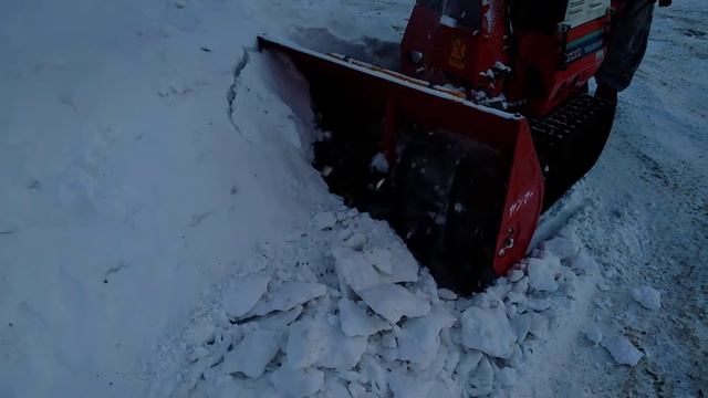 Пробная чистка после восстановления шнека на снегоуборочной машине Yanmar YSRA100DX.