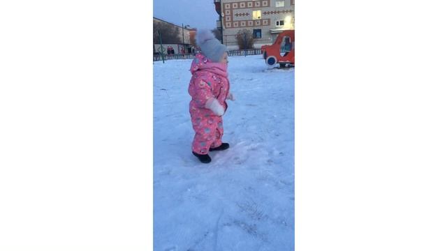 Зимние прогулки. Дольше одеваемся, чем гуляем. смотреть онлайн