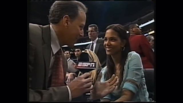 Halle Berry checking out Kobe Bryant 2005 смотреть онлайн