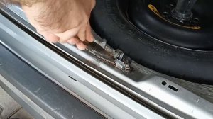 Привожу багажник в порядок на Форд Фокус 2. Чищу замок крышки багажника.