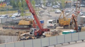 Тяжеловоз привез - Американский самоходный кран на стройку