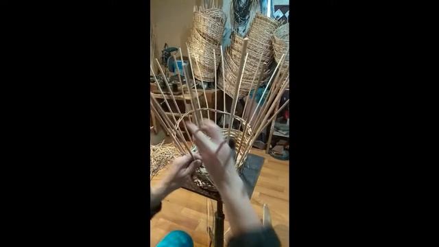 ПЛЕТЕНИЕ КОРЗИНЫ ПОД ЦВЕТЫ (2) .Как сплести корзинку под цветы.