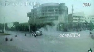 Цементовоз опрокинулся на легковушку