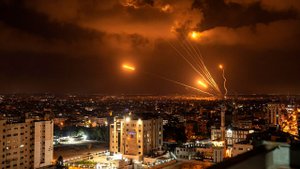 Израиль бомбит военные объекты в Ливане и секторе Газа