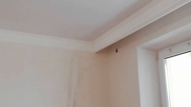 Натяжной потолок, ниша из ДСП и плинтус. смотреть онлайн