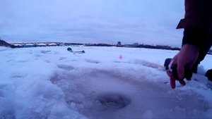 Рыбалка по первому льду .Рыбалка на Оке в Нижнем Новгороде .