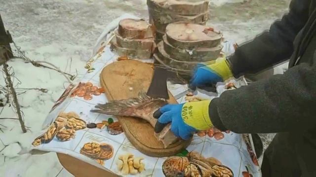 Толстолобик холодного копчения стейками.