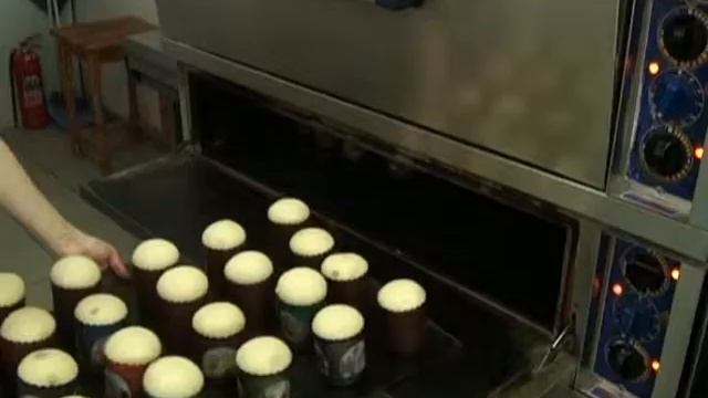Пекут куличи к Пасхе смотреть онлайн