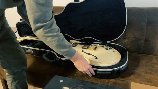 Are You KIDDING Me!? | SKB 35 | Semi-Hollow Guitar Case смотреть онлайн