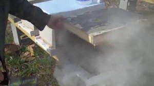 Как обрабатывать пчел от клеща дым-пушкой без химии?