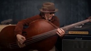 Paul Gilbert Shredding an Upright Bass !