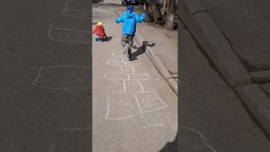 ДЕТИ ВО ДВОРЕ РИСУЮТ МЕЛОМ РИСУНКИ НА АСФАЛЬТЕ. ИГРАЮТ В ИНТЕРЕСНЫЕ СОВМЕСТНЫЕ ИГРЫ☝️???