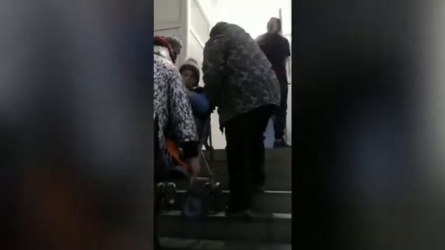 Поднимают ребенка на коляске в клинике Волгограда смотреть онлайн