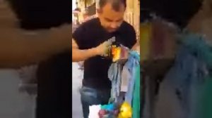 Уличный художник рисует пальцами