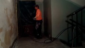 Безвоздушная покраска подъезда