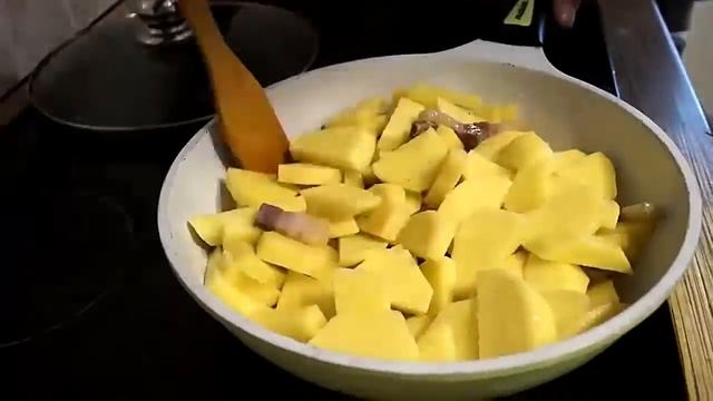 Ну, очень вкусная - жареная картошка  на сале с луком