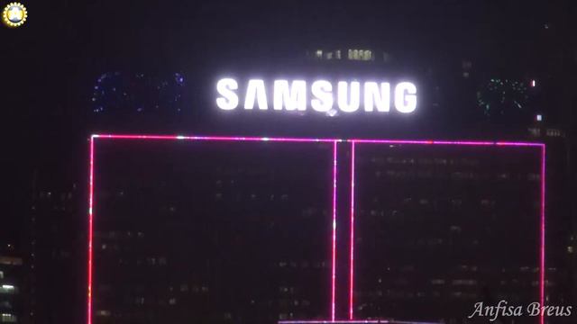 Вид ночного Гонконка в ожидании лазерного шоу "Симфония огней". 90 смотреть онлайн