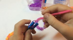 Как сделать браслет с кольцом из резинок