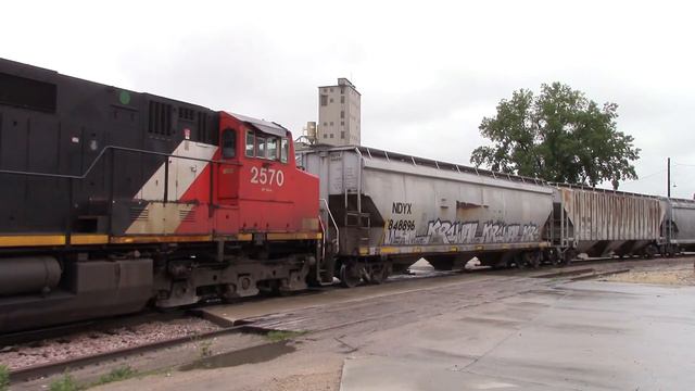 CN 2180 & 2570 Lead G840 Into Downtown Cedar Rapids, Iowa смотреть онлайн