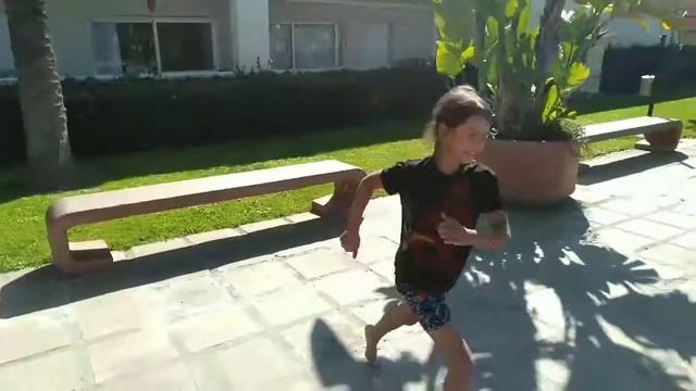 Прыгаю в одежде в бассейн смотреть онлайн