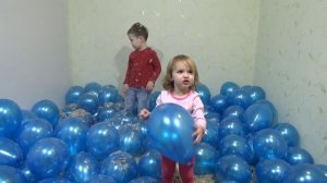 Много шариков играют перьями шариками Many a lot of Baloons playing burst feathe