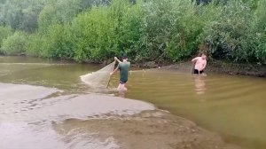 ((рыбалка на невод)) в плохую погоду, НА ПОЖАРИТЬ ПОЙМАЛ.