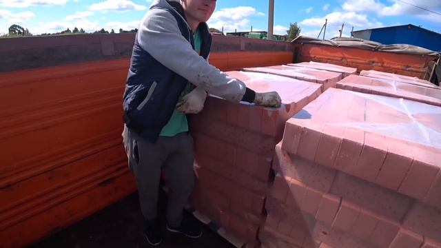 МТЗ 826 снимает поддоны с кирпичами смотреть онлайн