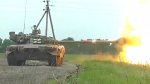 Российски танк Т-80БВ и БТР-82А подавляют огнем позиции Украины