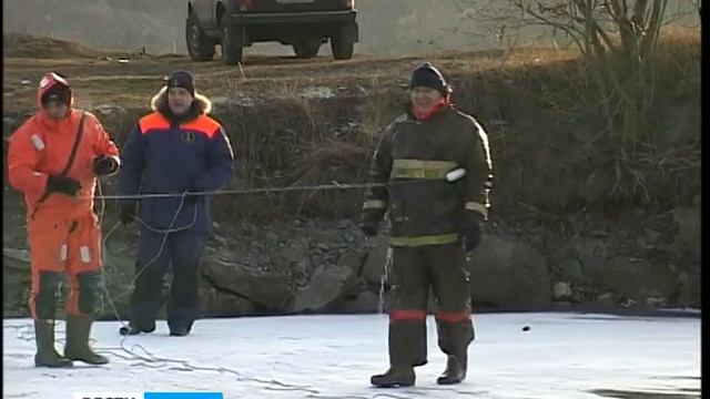 Карельские спасатели вытащили из-подо льда людей во время учений