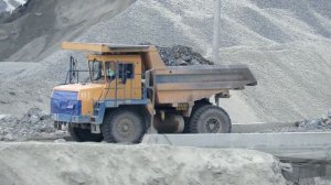 Карьерный самосвал БЕЛАЗ, разгрузка BelAZ 7540