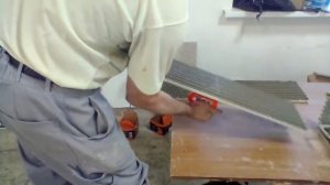 Использование стекла домкрата для переноса и укладки плитки.