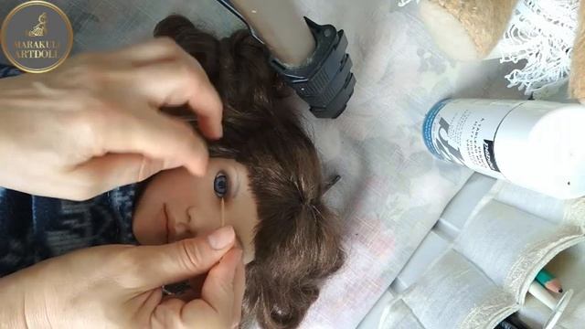 Клею ресницы