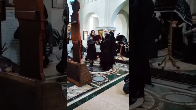 Поёт митрополит Тернопольский и Кременецкий Сергий . 