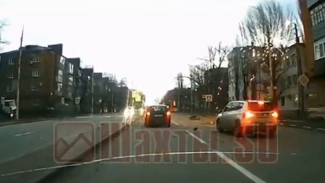 Падение крыши на электропровода во время урагана в Шахтах смотреть онлайн