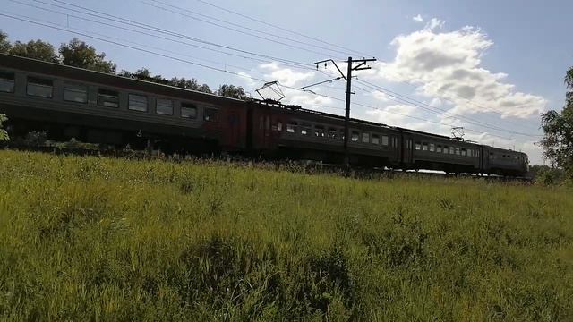 Электропоезд ЭТ2М-124 прибывает к о.п. Совхоз Бердский смотреть онлайн