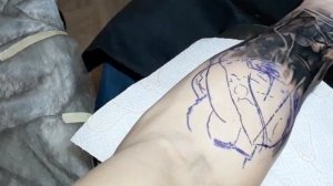 Процесс нанесения татуировки