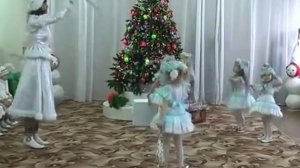 танец Снежинок (младшая группа)