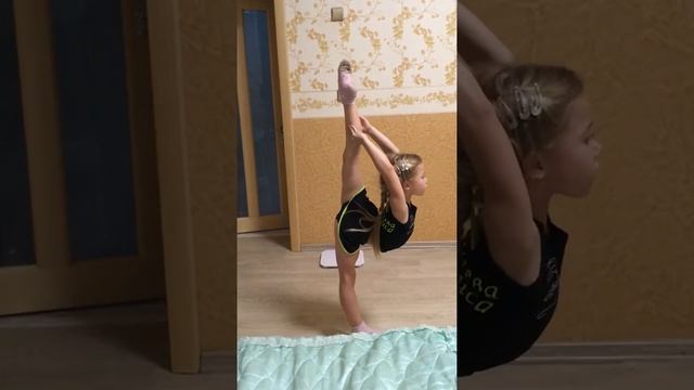 Художественная гимнастика Отрабатываем затяжку. Василиса 6 лет