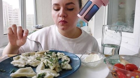 Мукбанг | Вареники с картошкой, хрустящие помидорки #мукбанг #фудблогер