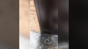 Ремонт петель на металлической двери из очень тонкого металла. Санкт Петербург. Тел 942-84-31