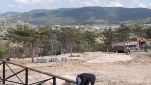 Монтаж обвязки швеллером свайного фундамента под каркасный дом на участке с перепадом высот