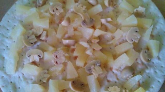 Домашняя пицца с ананасами и курицей