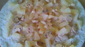 Домашняя пицца с ананасами и курицей