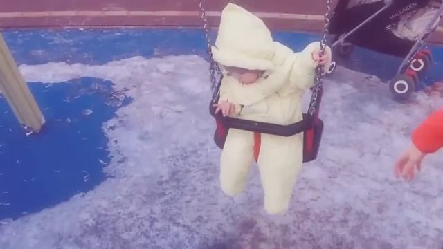 Пересвет в первый раз катается на качелях на игровой площадке. г. Раменское смотреть онлайн