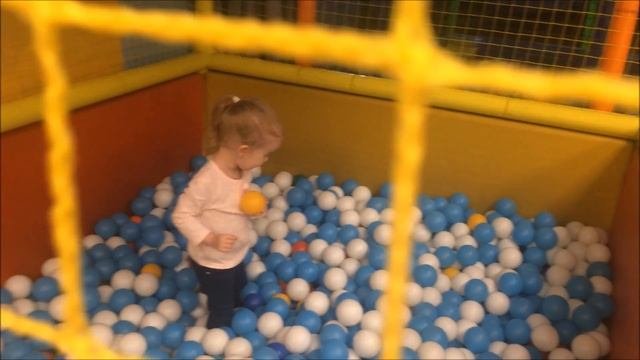 Детский развлекательный центр. Играем на площадке веселимся