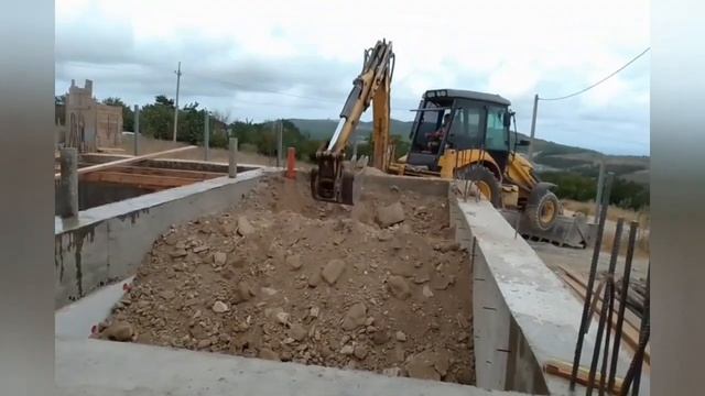 Обратная засыпка и ввод коммуникаций.