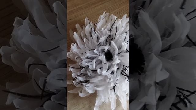 Брошь цветок из ткани с перьями смотреть онлайн