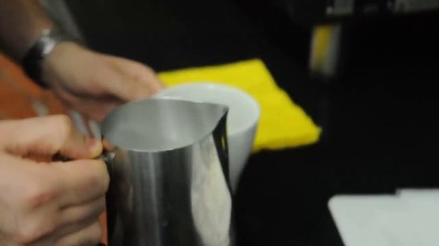 Как приготовить капучино / How to make a cappuccino смотреть онлайн