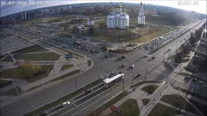 Беларусь. Лесовоз перевернулся в центре города (16.03.2016 г.)