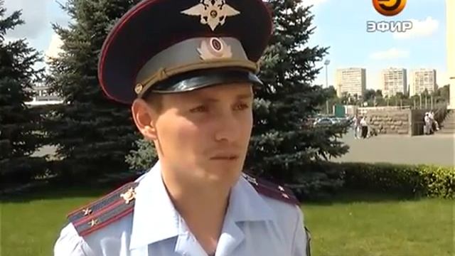 Мужчина угрожал полицейским перерезать себе горло смотреть онлайн